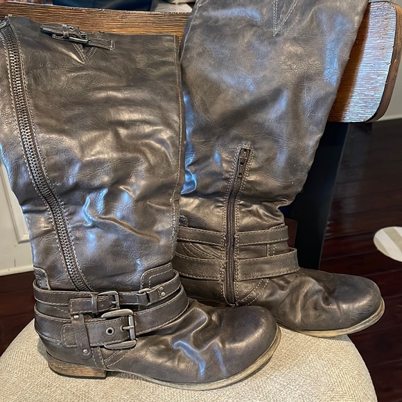Carlos Santana Shoes - Women’s boots size 7 Carlos Santana below the knee with zipper
